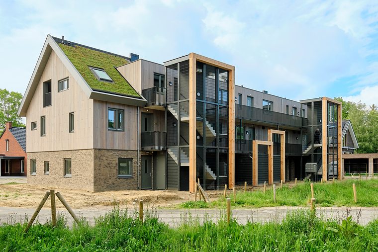 Appartementengebouw met een schuin sedumdak en dakramen