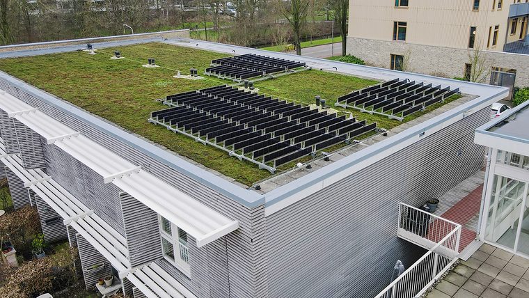 Appartementengebouw met een sedumdak en zonnepanelen