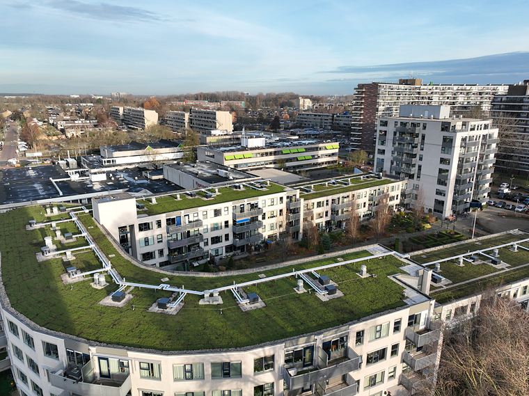 Appartementencomplex met groene daken, van bovenaf gezien
