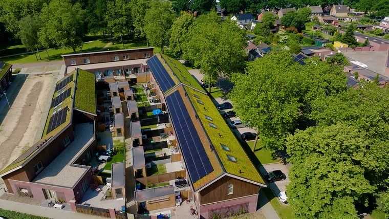 Woonhof met groene daken en zonnepanelen, van bovenaf gezien