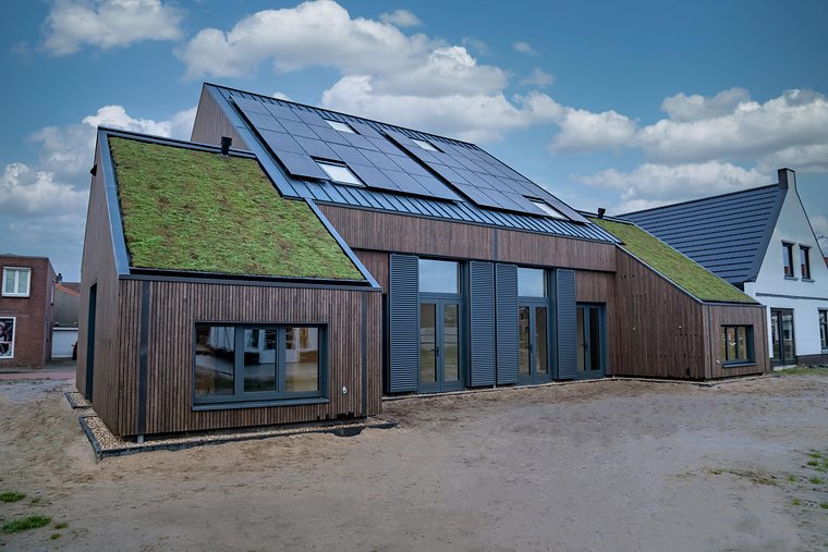 Houten woning met een schuin sedumdak