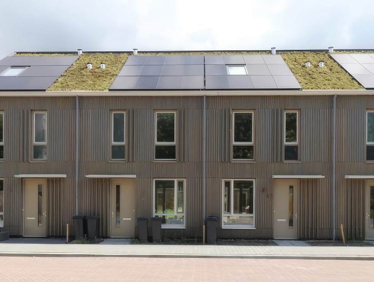 Rijwoningen met sedum en zonnepanelen op het schuine dak
